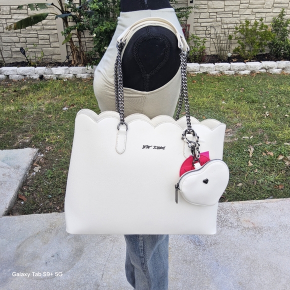 NWT WHITE n PEWTER BETSEY JOHNSON XO TOTE w/ HEART POUCH - Picture 4 of 5